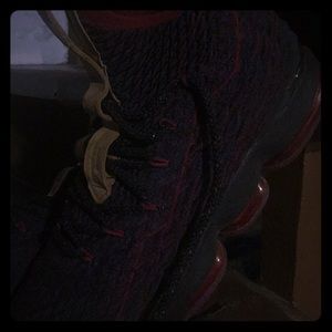 Size 9 Men’s Lebron 15